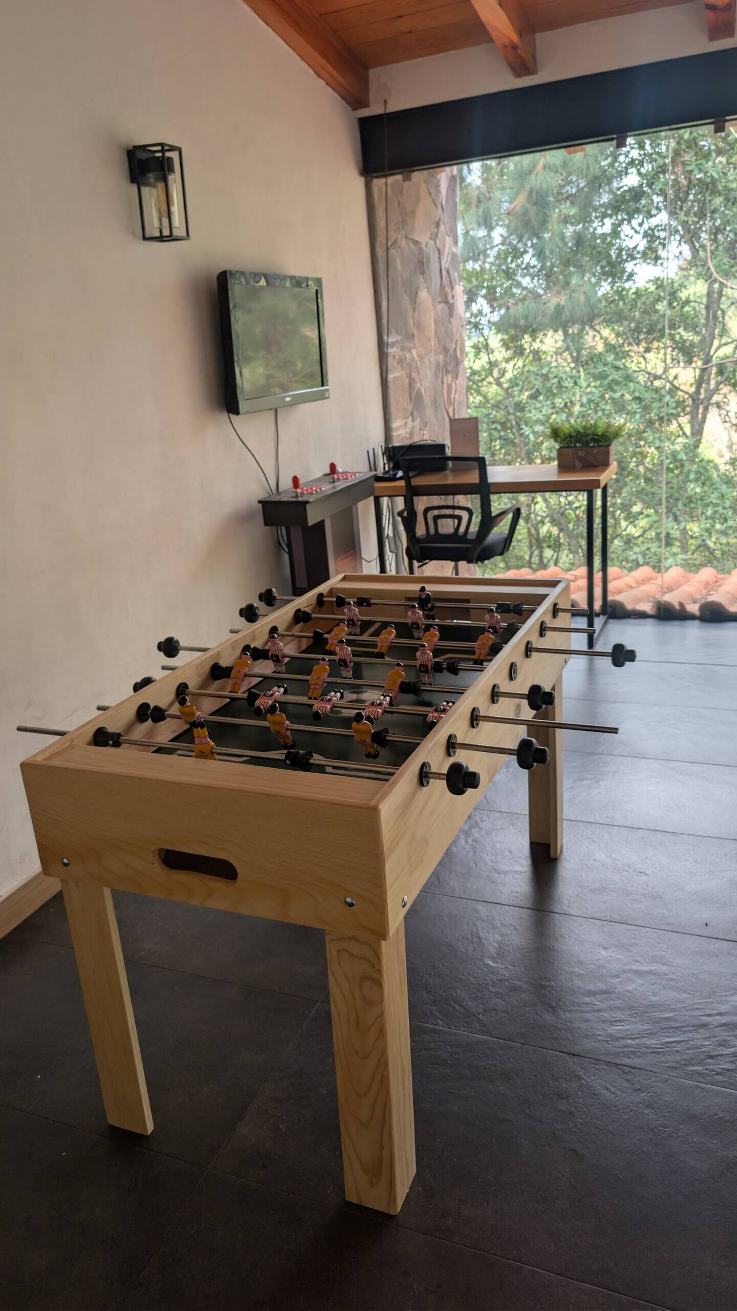 Interior de la cabaña La Finca Mazamitla con acabados de madera