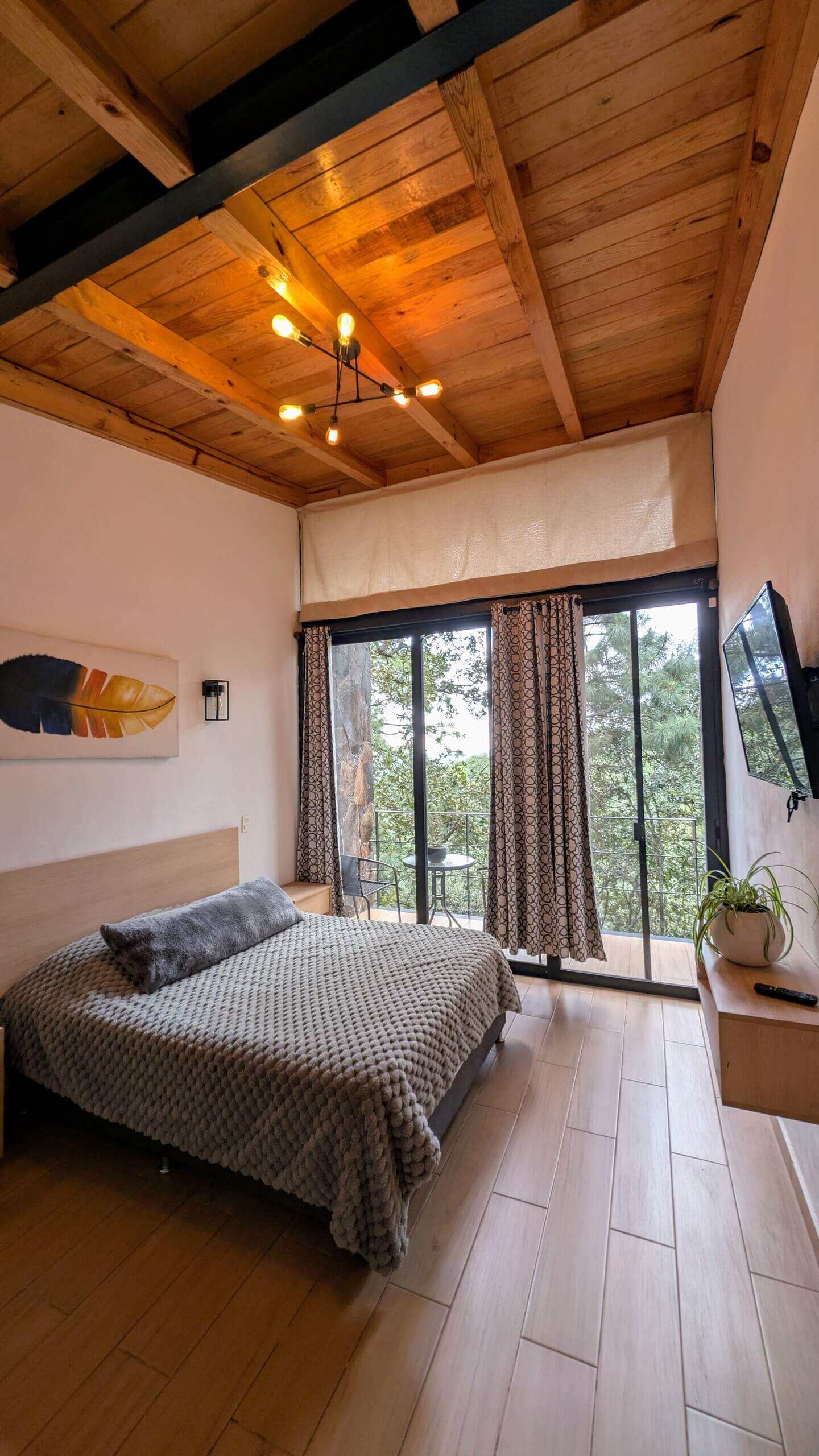 Recámara con cama queen size en la cabaña de Mazamitla